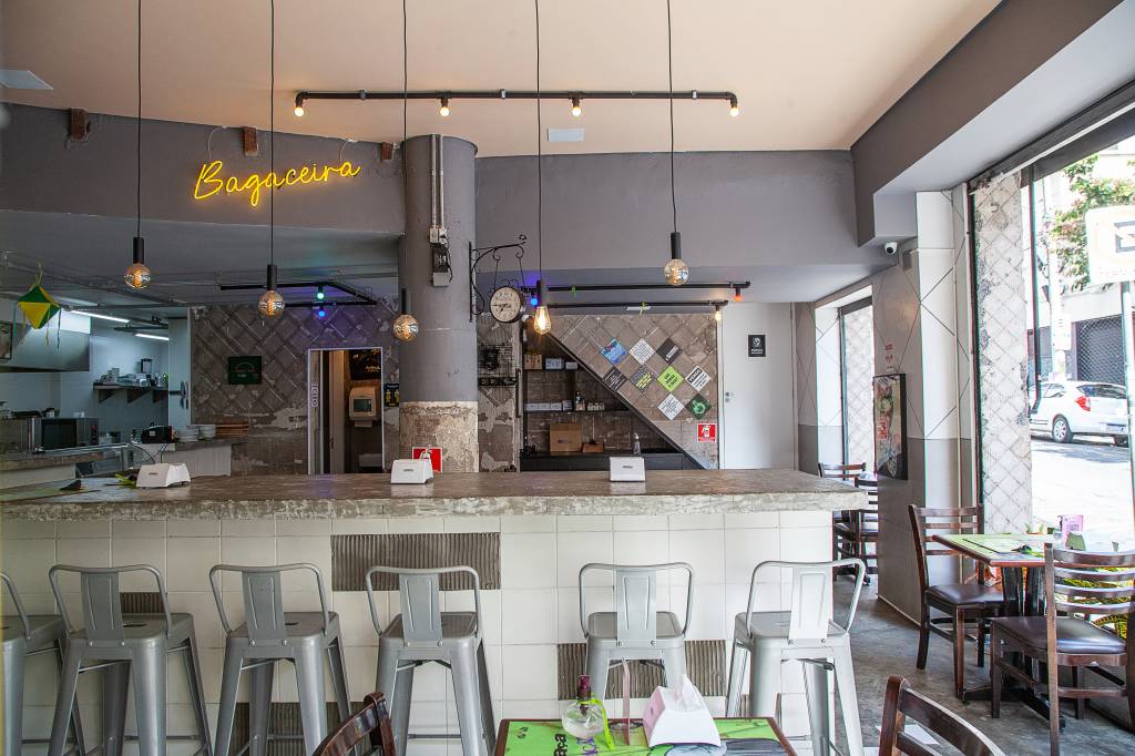 Achados ELO – Bagaceira Salão do bar Bagaceira, com balcão cinza ao fundo.