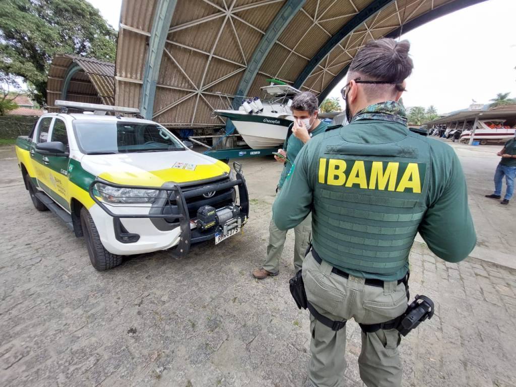 Agentes do Ibama fiscalizam sede do Tamoios Iate Clube após denúncia de fomento remunerado à pesca