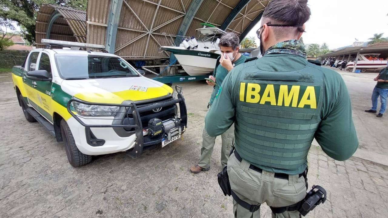 Agentes do Ibama fiscalizam sede do Tamoios Iate Clube após denúncia de fomento remunerado à pesca