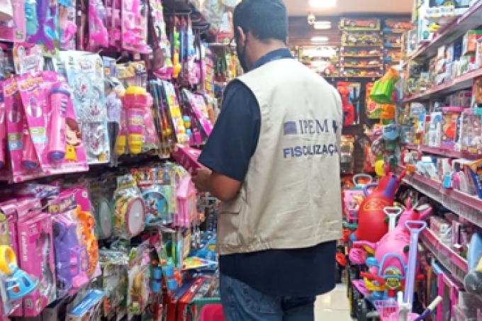 Fiscais do Ipem-SP em lojas do comércio
