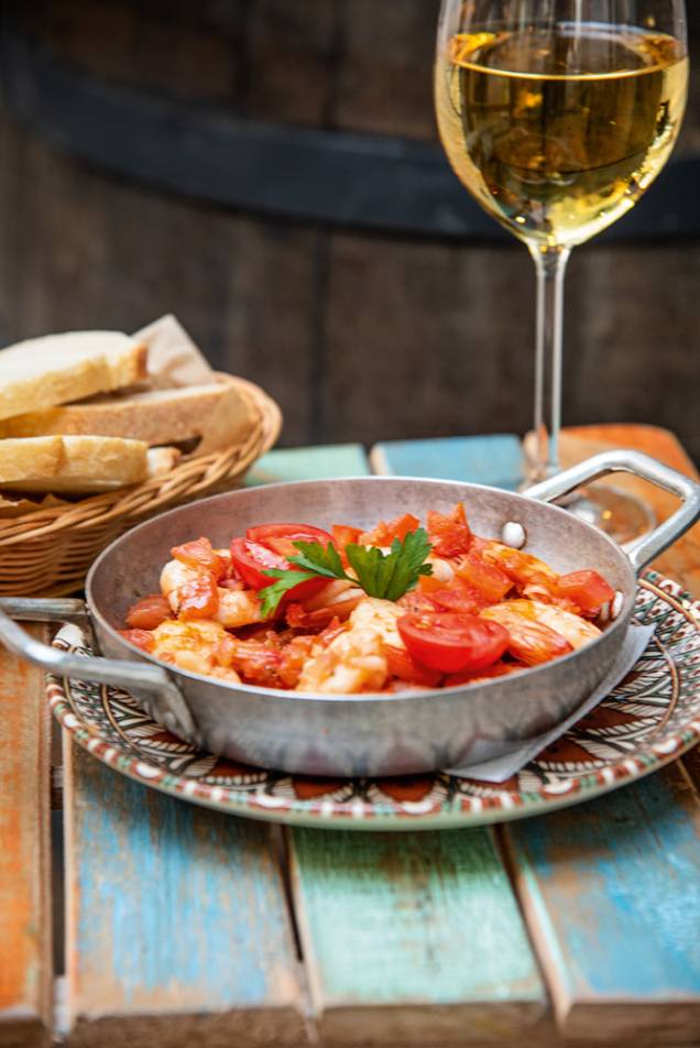 Panelinha de camarões: finalizada com tomate e um toque de bacon Panelinha de camarões: finalizada com tomate e um toque de bacon