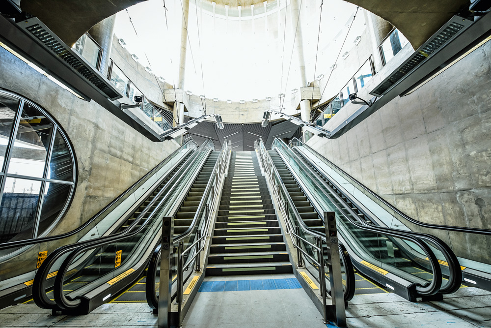 METRO_VILASONIA_12.JPG Imagem mostra escada rolante com fundo iluminado.