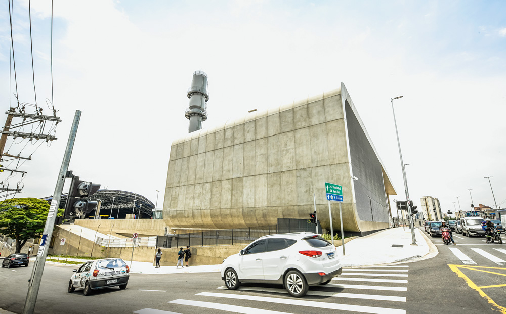 METRO_VILASONIA_23.JPG Imagem mostra rua com fachada de concreto ao fundo.