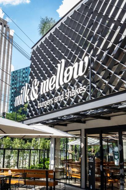 Fachada: segunda unidade moderninha da hamburgueria tradicional Fachada: segunda unidade moderninha da hamburgueria tradicional