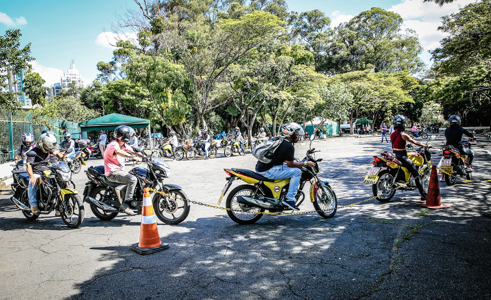 São Paulo 09 dezembro 2021Flavio Bikes Foto Alexandre Battibugli VSP Imagem mostra diversos motociclistas em formato de círculo sobre espaço de asfalto.