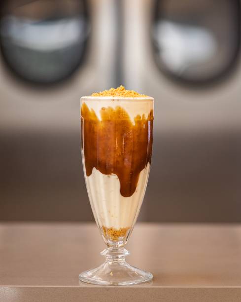 Milk-shake de banoffee: sorvete de creme, pedaços de banana, caramelo e farofa de paçoca Milk-shake de banoffee: sorvete de creme, pedaços de banana, caramelo e farofa de paçoca