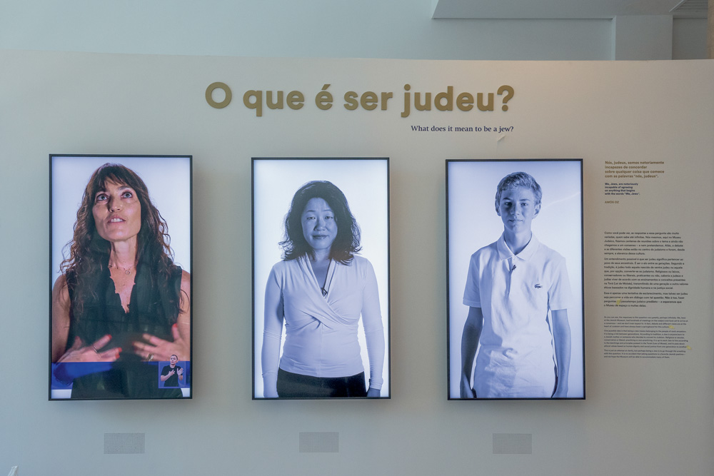 museu judaico Um mural tem o escrito