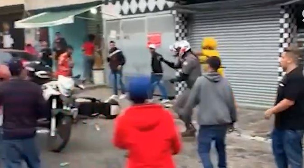 PM saca arma e atira contra multidão durante confronto em baile funk na Brasilândia, na Zona Norte de São Paulo.