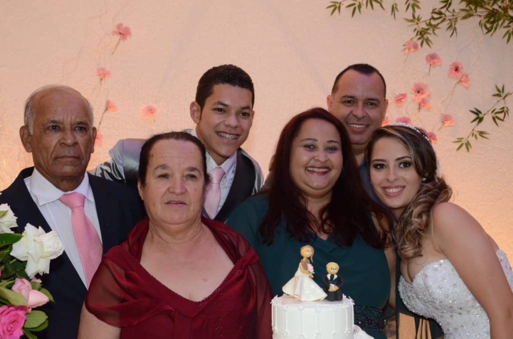 Pamela avos e tios família reunida em foto de casamento
