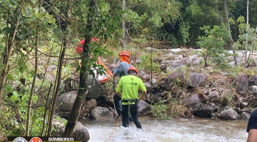 A imagem mostra equipe dos bombeiros em rio