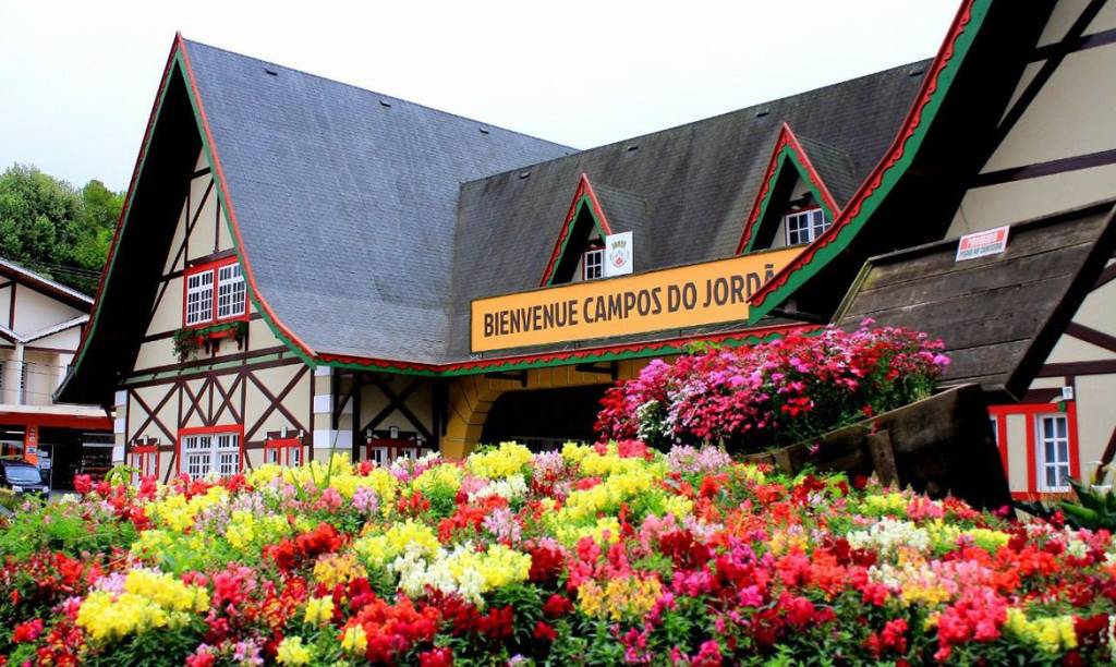 Imagem mostra entrada da cidade de Campos do Jordão