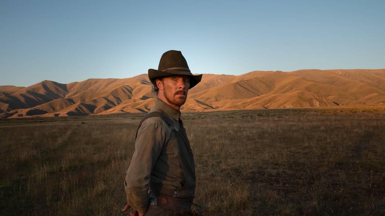 Homem olha para a câmera em paisagem campestre