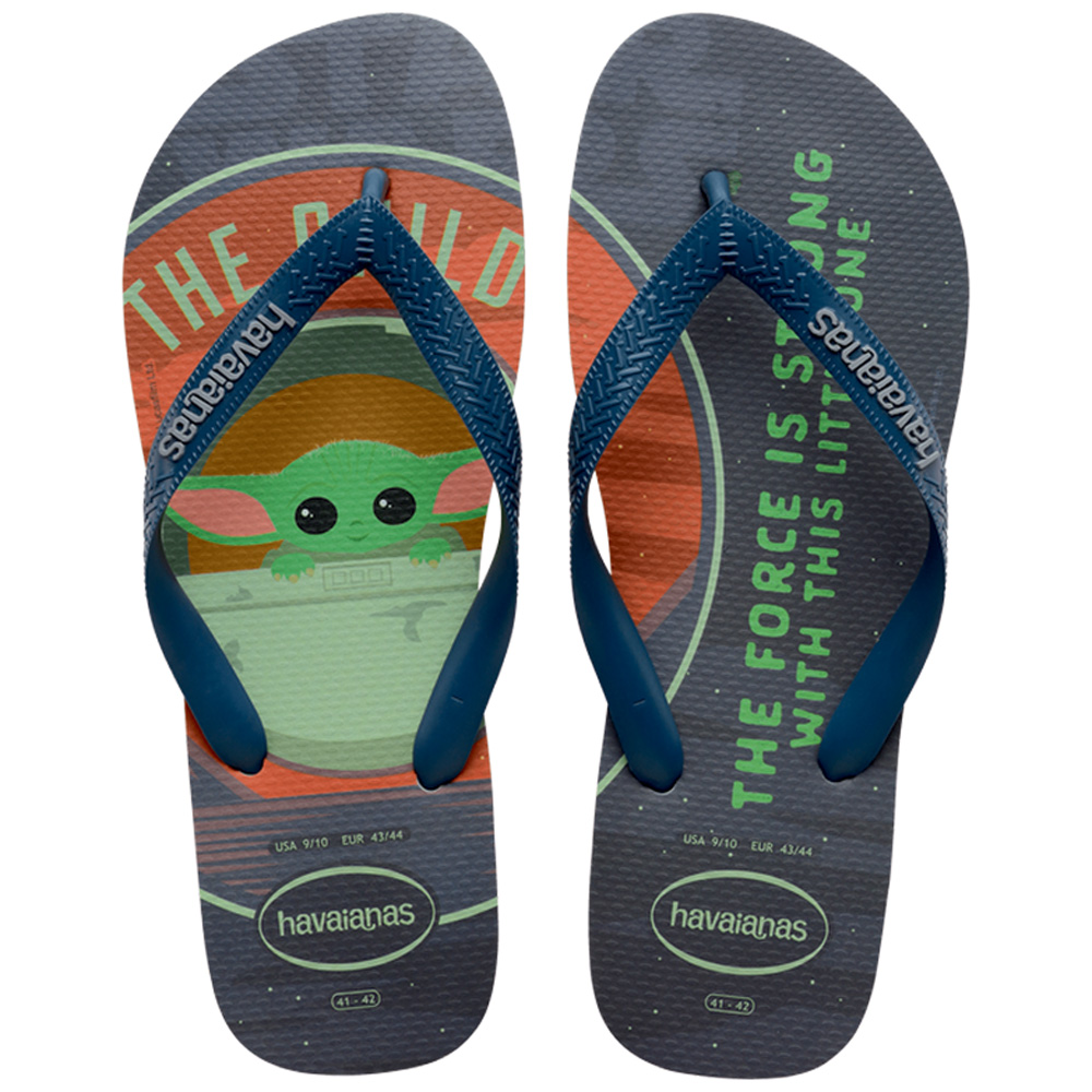 Um chinelo cinza escuro com desenho e frases do Baby Yoda