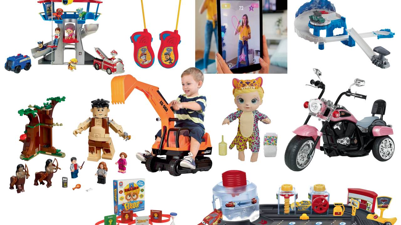 Montagem tem vários brinquedos de crianças: motinho, boneca, carrinhos, rádios, LEGO, jogo de tabuleiro e mais