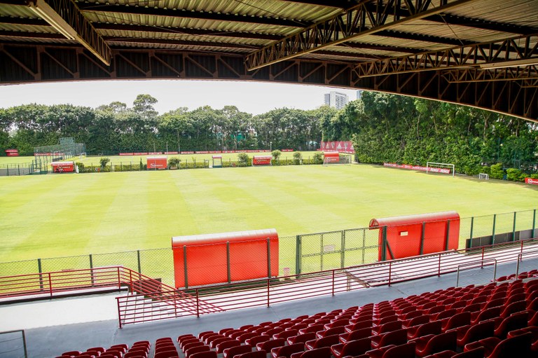 Visão da arquibancada de campo de futebol para treinos.