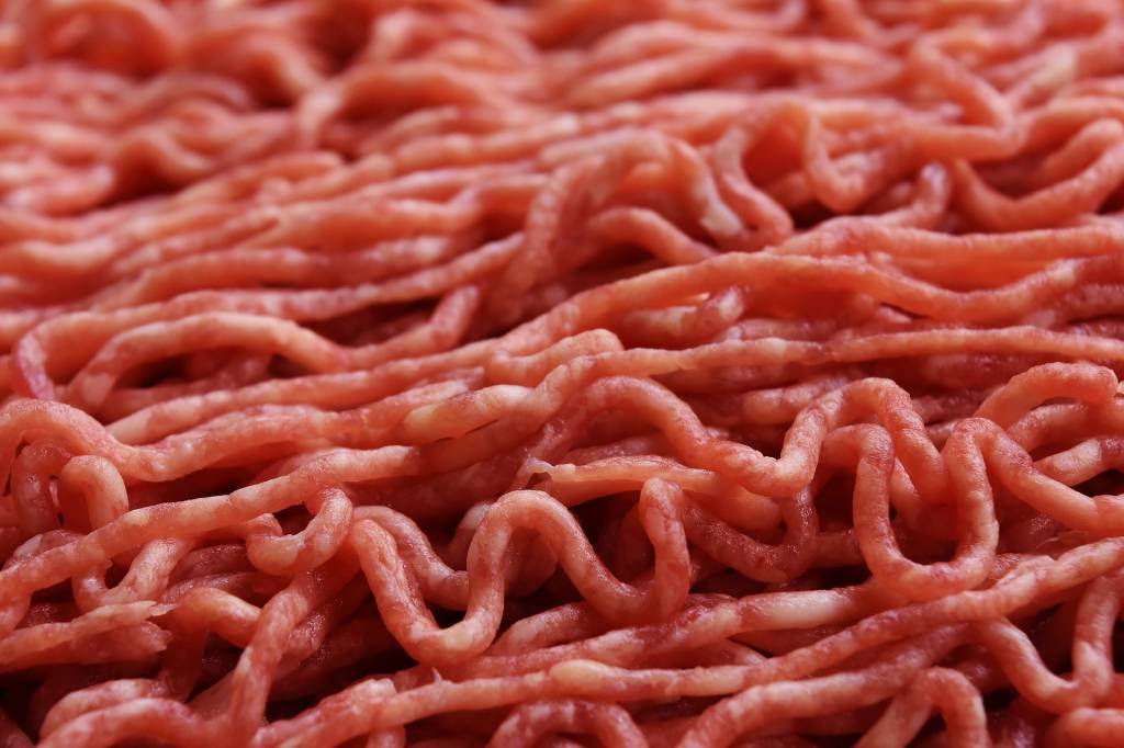 Imagem mostra grande quantidade de carne moída em mesa