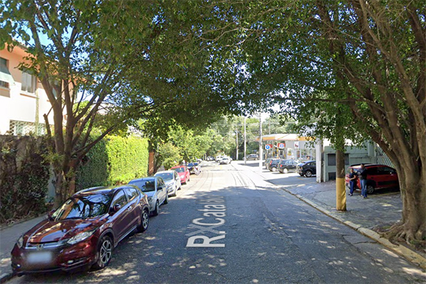 Imagem mostra rua com posto de gasolina ao fundo