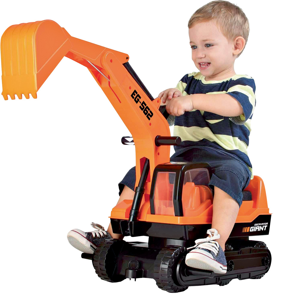 trator.jpg_1 Um menino brinca em um mini trator de brinquedo laranja