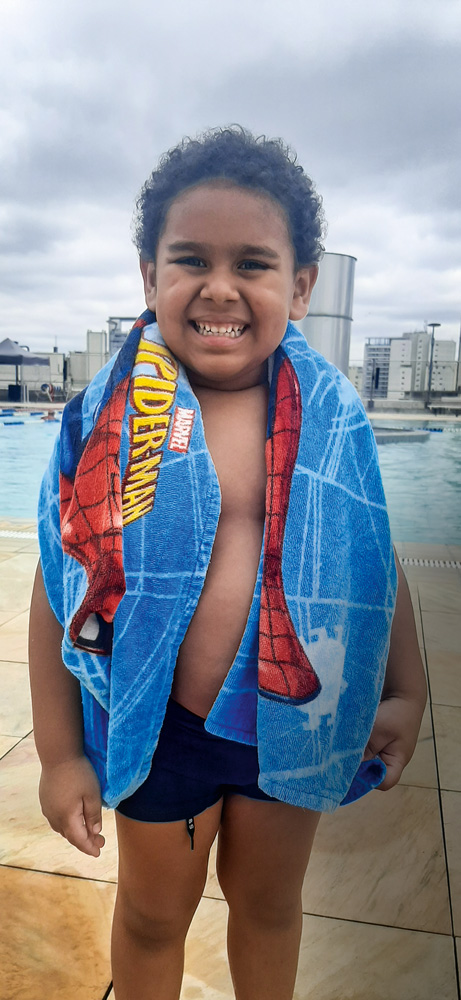 20211223_103323.jpg Luigi aparece na piscina do Sesc Bom Retiro. Ele tem em volta do pescoço uma toalha de banho azul.