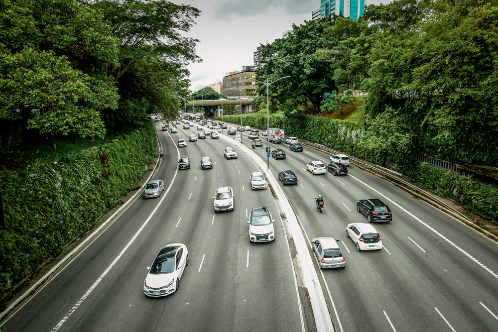 23DEMAIO_16.JPG Imagem mostra avenida com paredões verdes com jardins suspensos de ambos os lados.