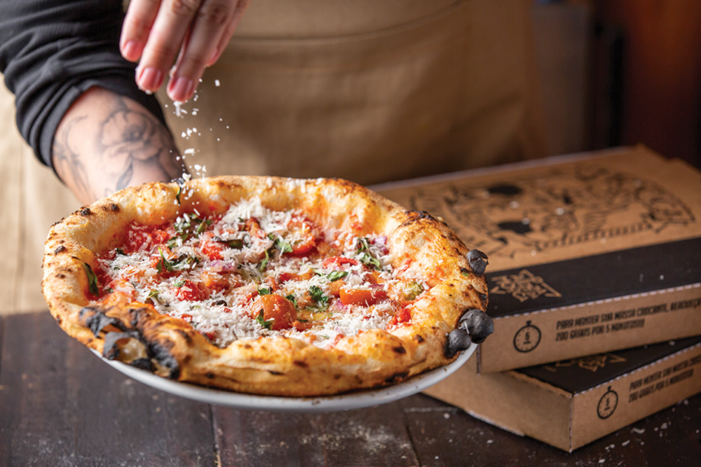 Melhor pizzaria da cidade vende combo com preço vantajoso no delivery