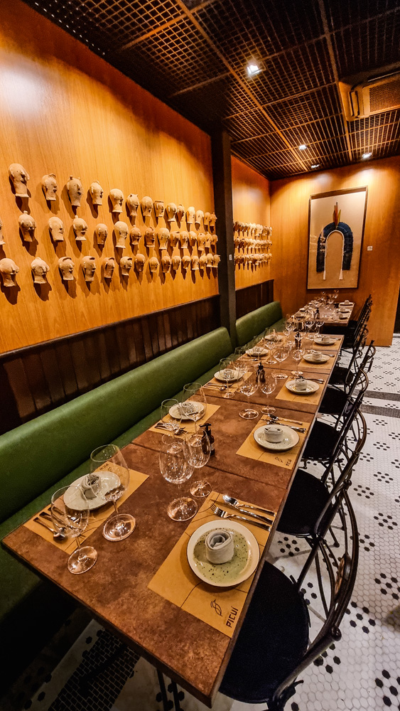 Canto do Picuí Salão com paredes de madeiras decorados com peças de artesanato