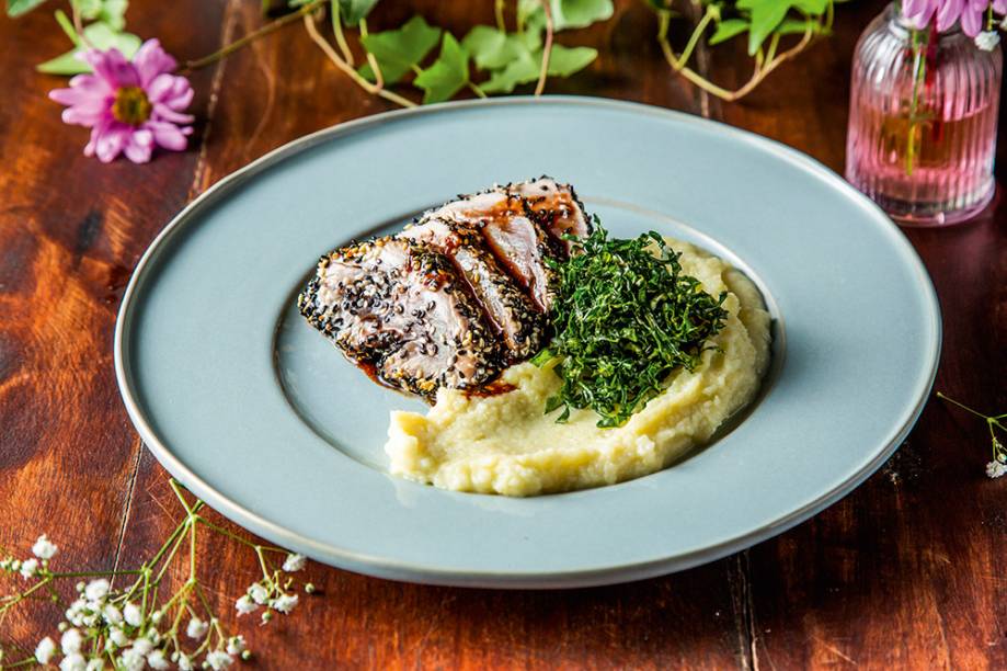 Atum selado com crosta de gergelim: acompanha purê de batata-doce e couve frita crocante Atum selado com crosta de gergelim: acompanha purê de batata-doce e couve frita crocante