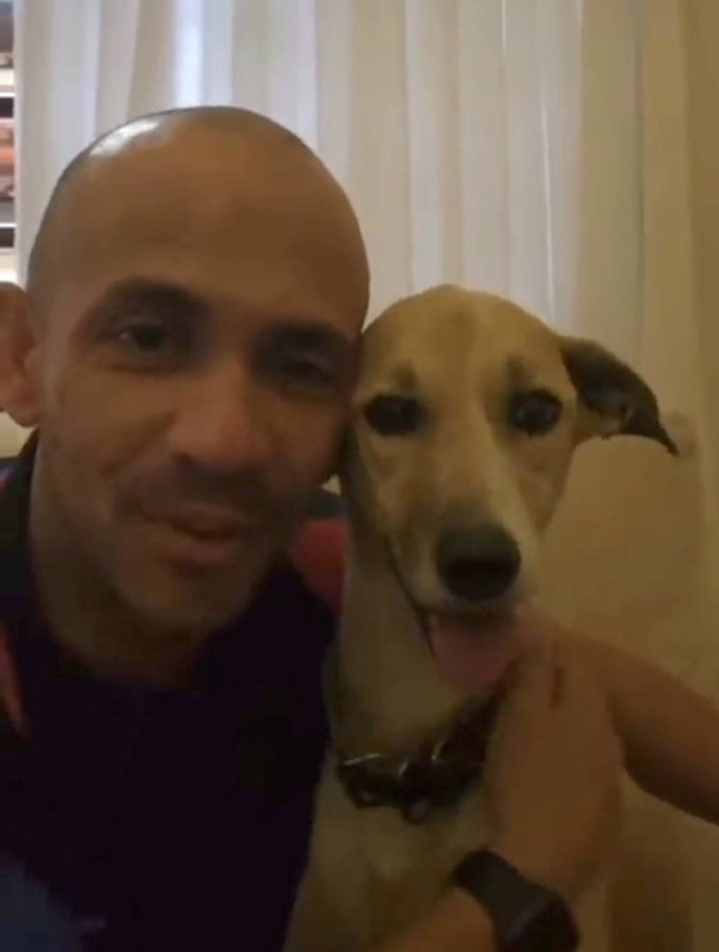 Cachorra Pandora (REPRODUÇÃO-TWITTER) Foto exibe homem careca ao lado de cadela vira-lata na cor caramelo.