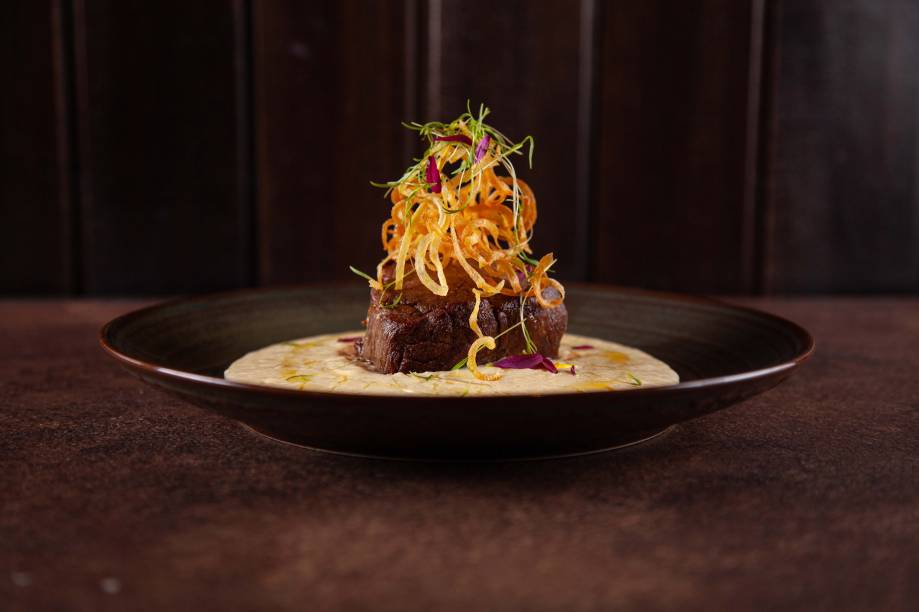 Carne de sol de filé-mignon do seu Mero: servida sobre creme de queijo de coalho e chips deliciosamente crocante de mandioca