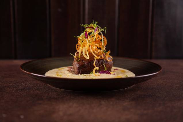 Carne de sol de filé-mignon do seu Mero: servida sobre creme de queijo de coalho e chips deliciosamente crocante de mandioca Carne de sol de filé-mignon do seu Mero: servida sobre creme de queijo de coalho e chips deliciosamente crocante de mandioca