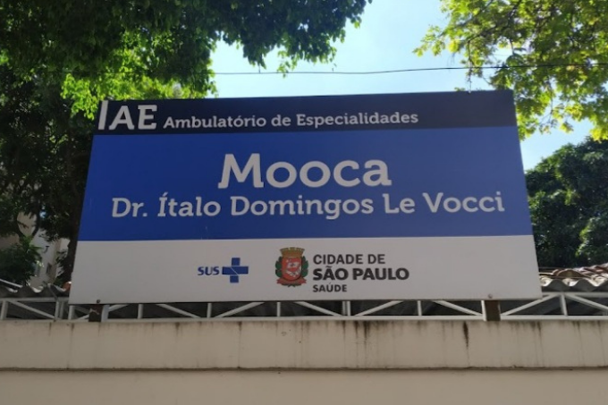 Imagem mostra fachada de unidade de saúde com placa escrito "Mooca Dr Ítalo Domingos Le Vocci"