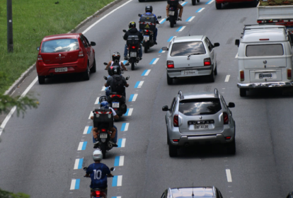 Imagem mostra faixa de motos entre duas faixas de carros.