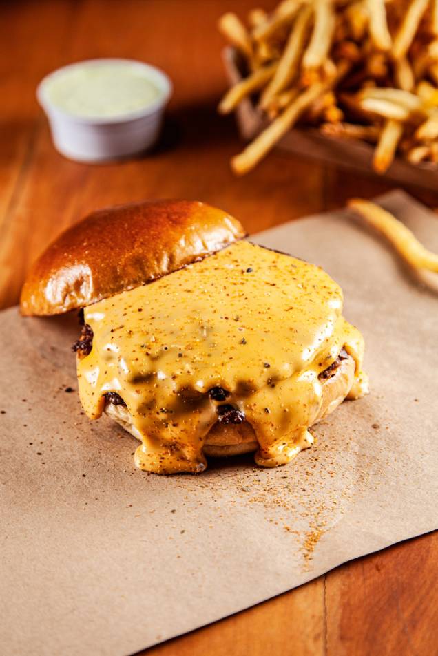 Double cheese: dois discos de carne e queijo cremoso da casa coberto por pimenta ichimi Double cheese: dois discos de carne e queijo cremoso da casa coberto por pimenta ichimi