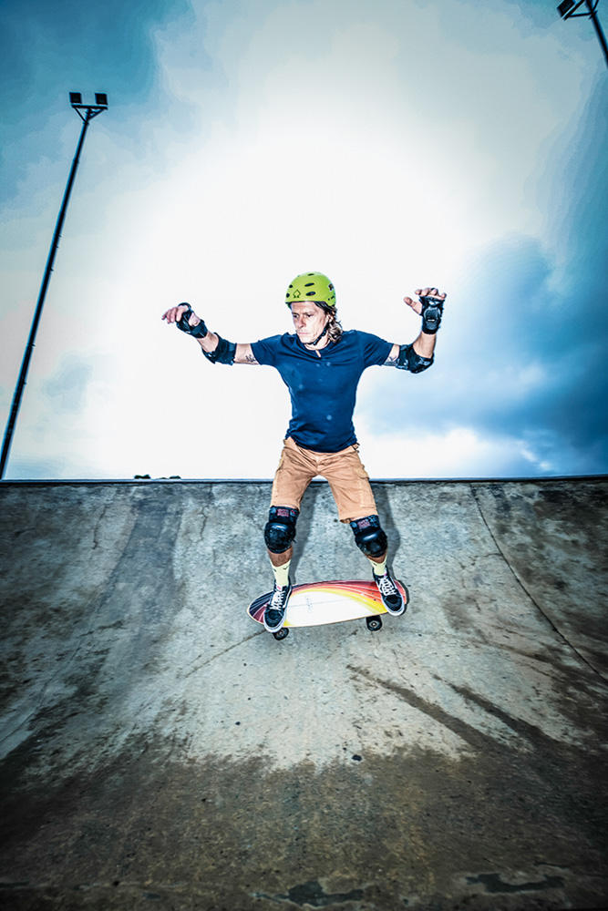 São Paulo 07 janeiro 2022Foto Alexandre Battibugli VSP Imagem mostra homem com os braços levantados, sobre skate, em rampa.