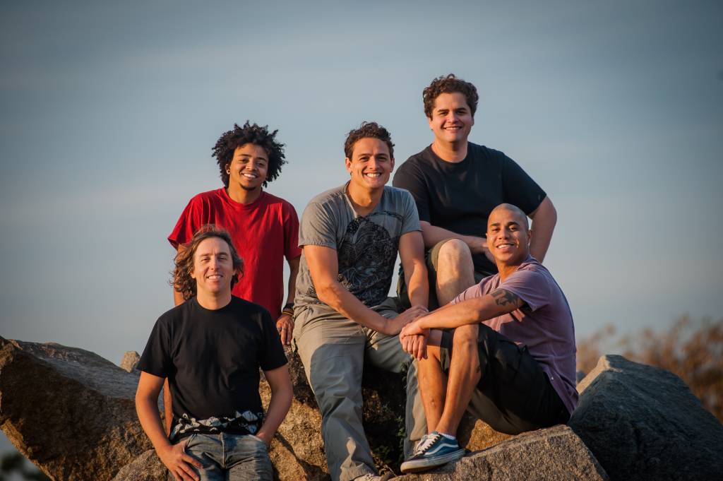 FOTO Peixelétrico 1 Imagem mostra 5 homens sobre pedras, sorrindo para a foto.