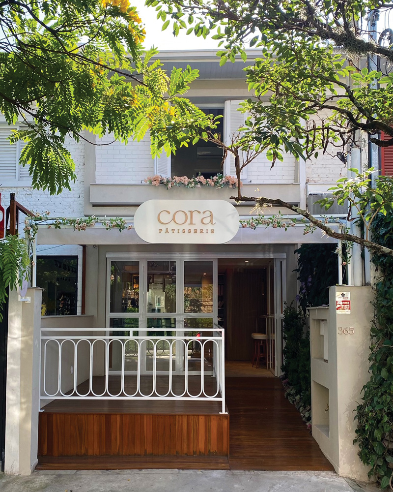 Fachada da doceria Cora Patisserie, cujas paredes são pintadas de branco