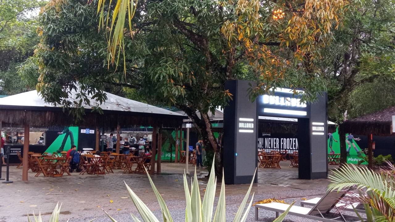 Fachada do Bullguer ao ar livre em Riviera de São Lourenço.
