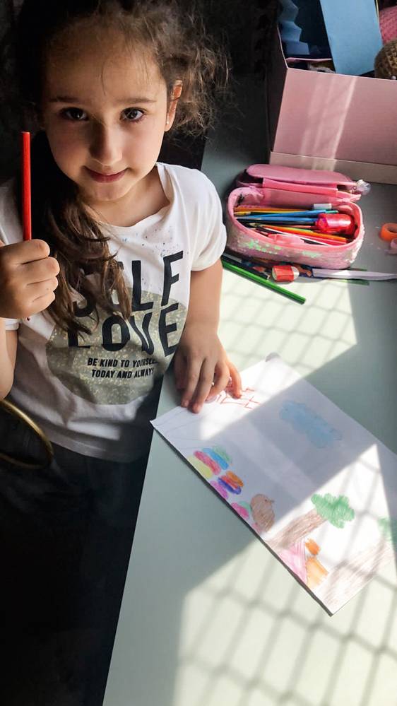 JULIAfoto.jpg Julia aparece com um lápis de cor na mão. Ela estava pintando um desenho.