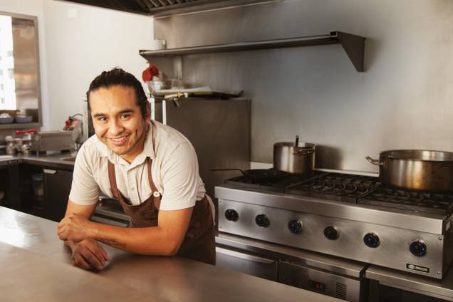 O chef: Pablo Inca comanda a cozinha do endereço no centro O chef: Pablo Inca comanda a cozinha do endereço no centro