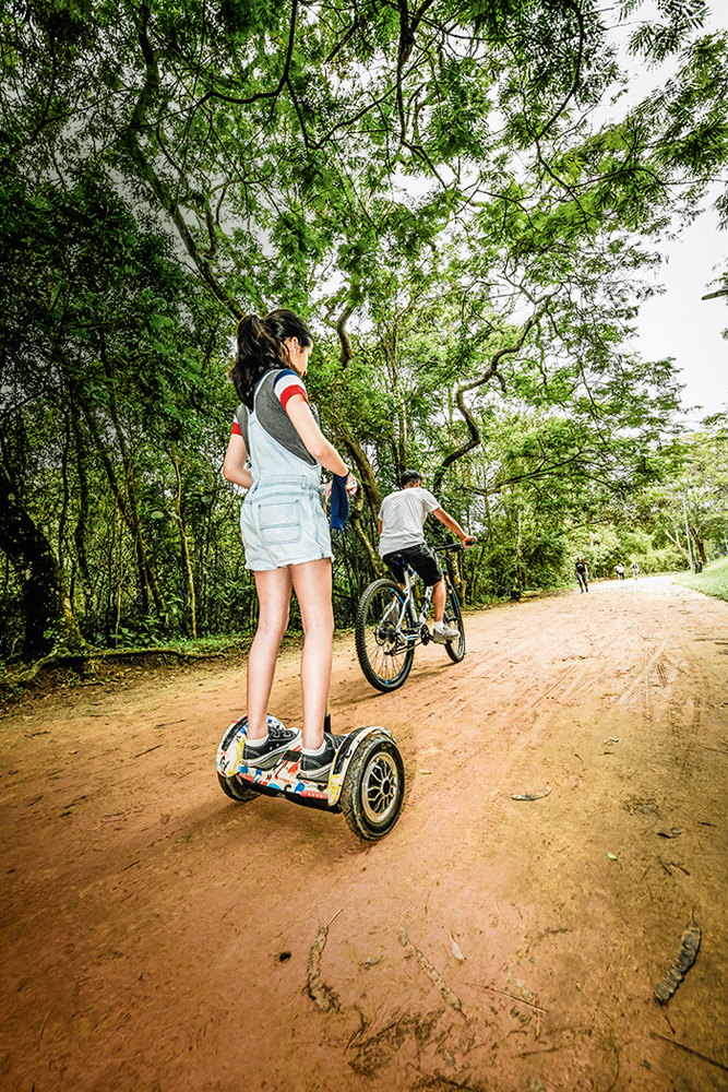 São Paulo 07 janeiro 2022Foto Alexandre Battibugli VSP Imagem mostra garota em patinete e menino em bicicleta andando em estrada de terra.
