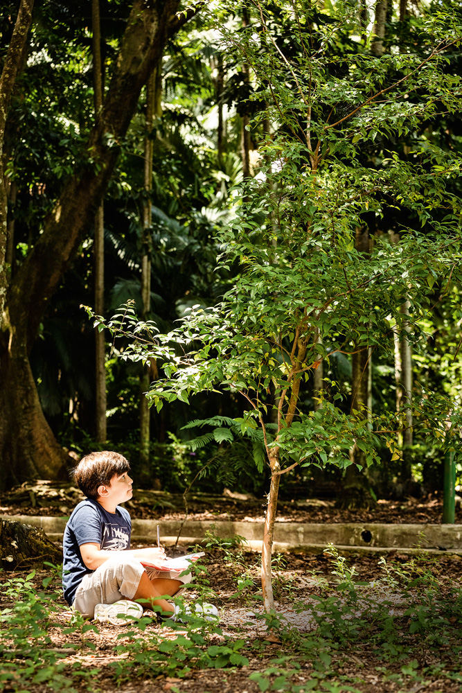 Pablo, pq. Água Branca Pablo aparece sentado embaixo de uma árvore que plantou no Parque Estadual da Água Branca.