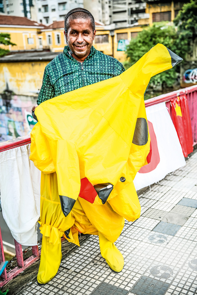 RENATO_PIKACHU_9.JPG Renato Souza, um homem negro, veste a fantasia de Pikachu.