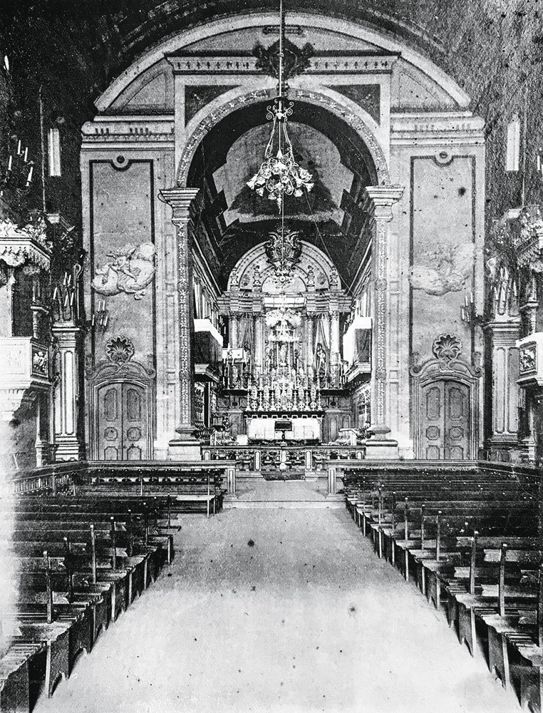 Sé antiga crédito Arquivo da Cúria Metropolitana.jpg (1) Imagem em preto e branco mostra altar de igreja, ao fundo, e corredor entre bancos ao centro.