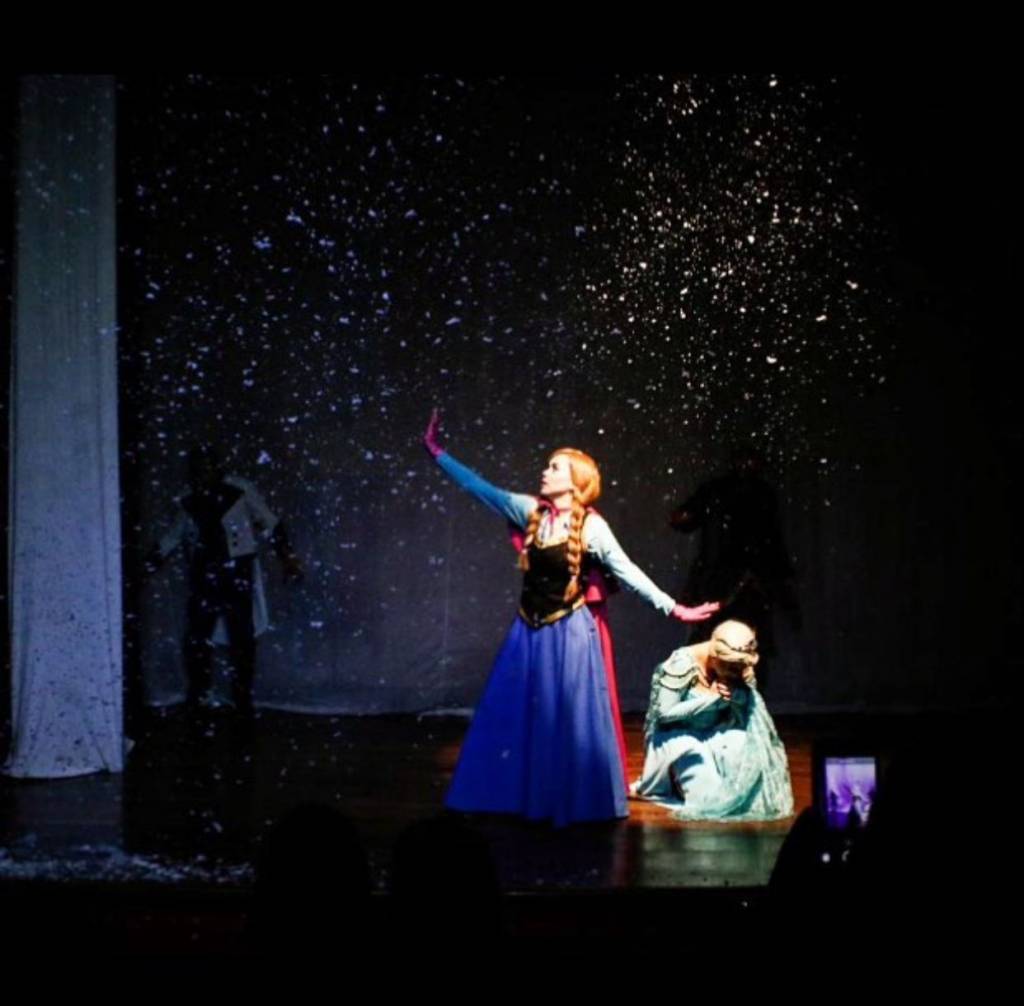 WhatsApp Image 2022-01-03 at 13.19.07 Fotos das irmãs de Frozen, Anna e Elsa, em cena.