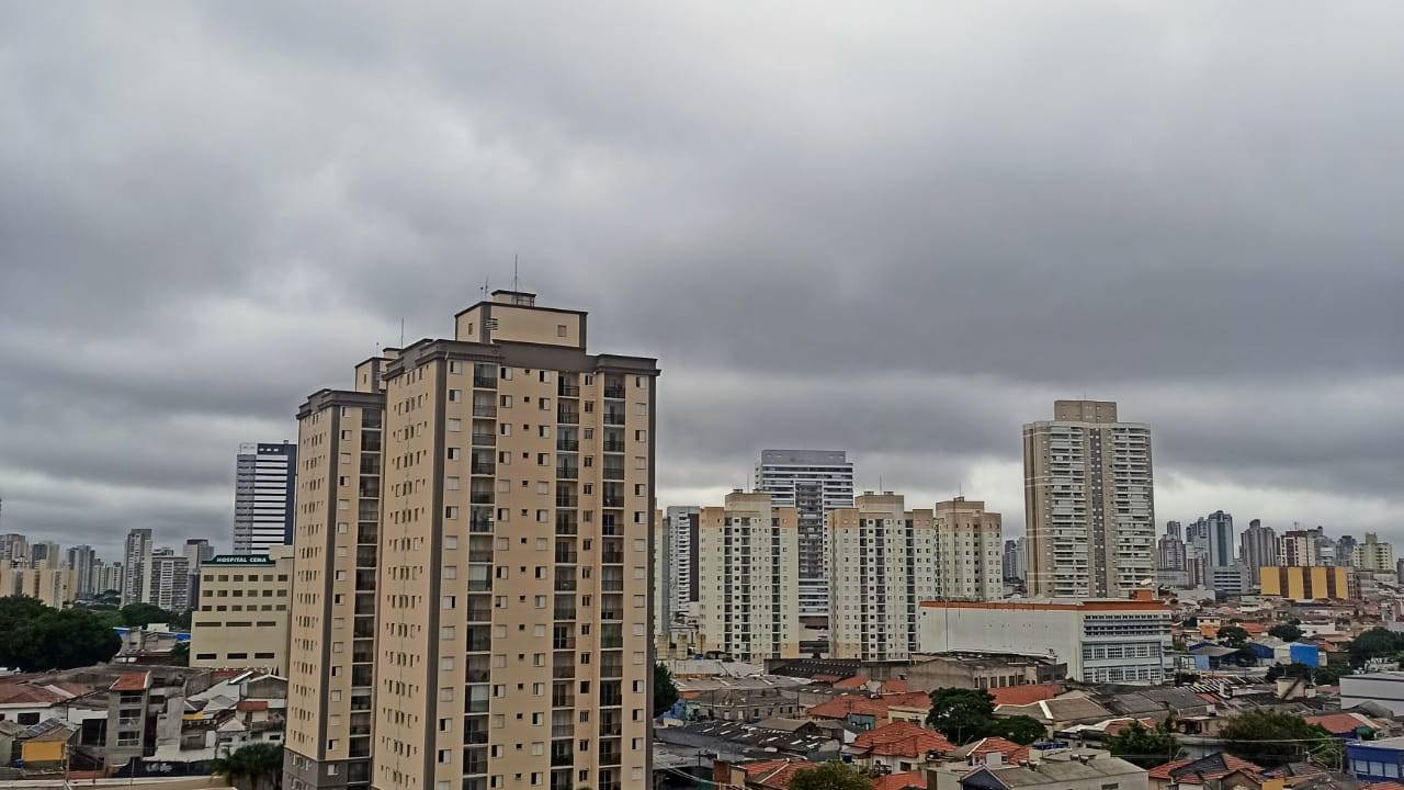 foto mostra prédios e céu com muitas nuvens