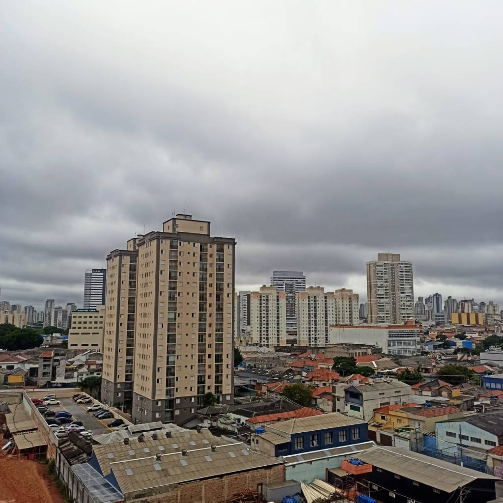 Final de semana deve ser de tempo nublado e chuva na capital e litoral