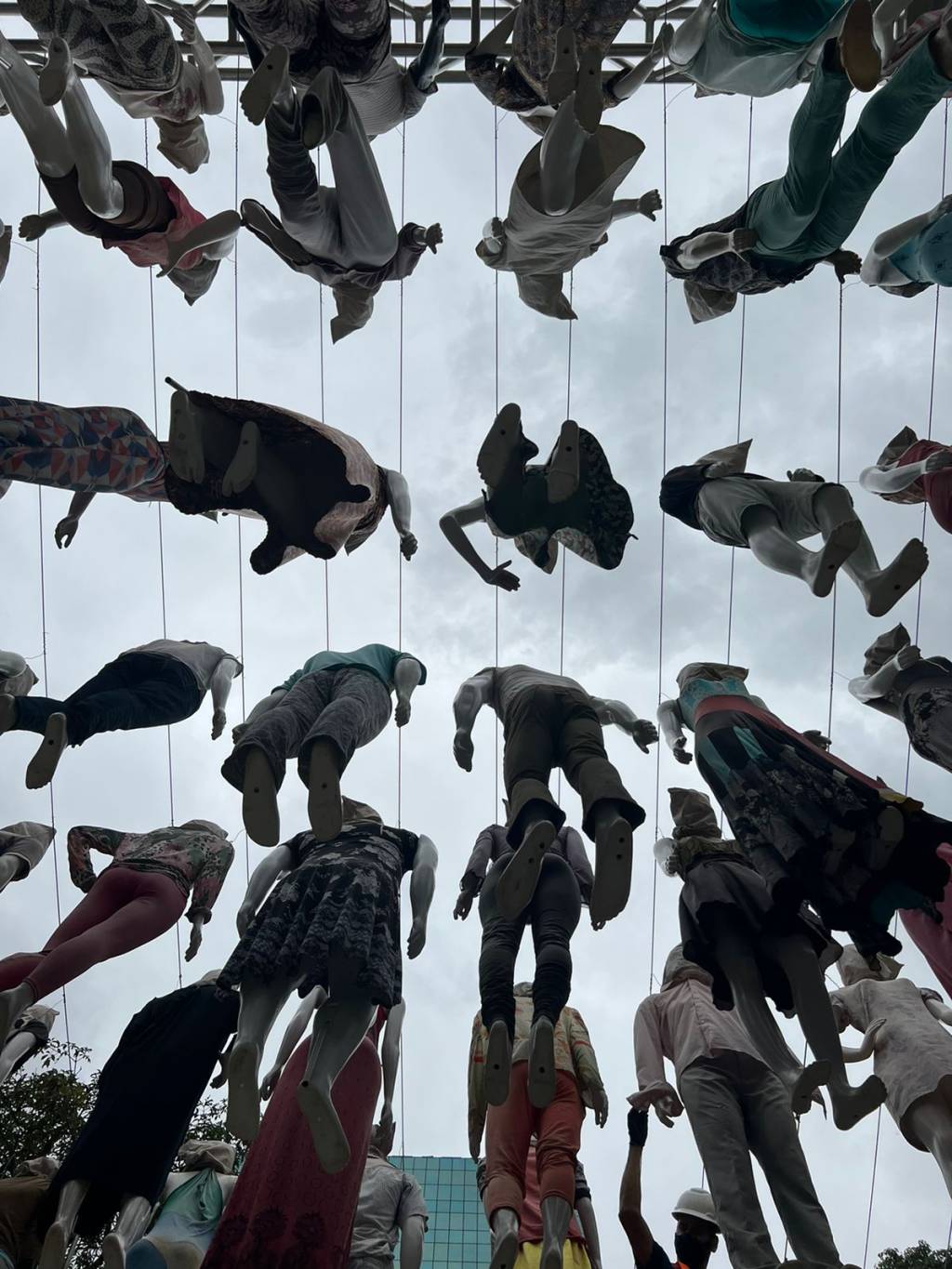 Manequins que são parte da obra de Siron Franco Manequins pendurados: parte da obra de arte que Siron Franco exibe no jardim das Casas da Rosa