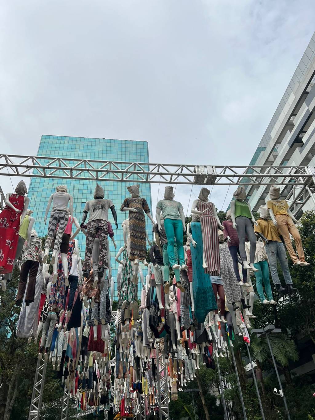 Luto coletivo: Casa das Rosas apresenta obra com 365 bonecos suspensos