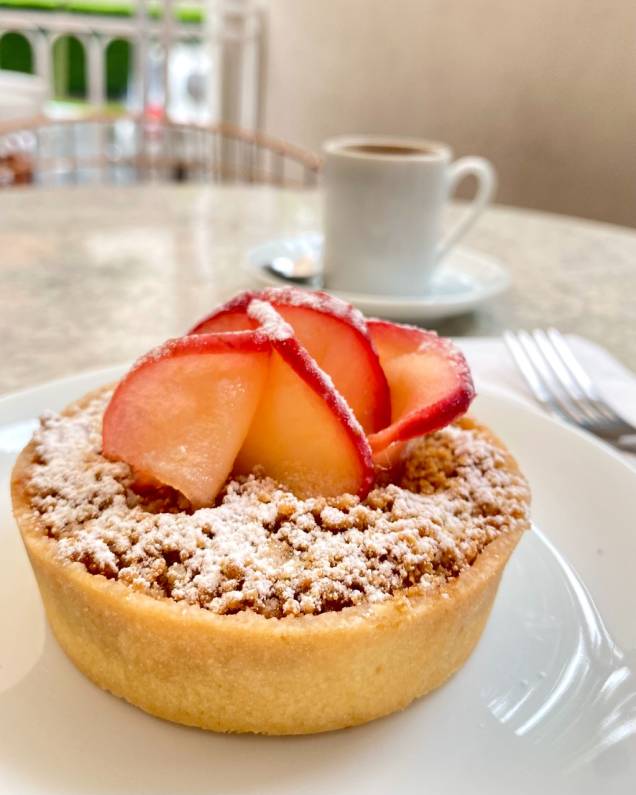 Tortinha de maçã: massa de farinha de amêndoa, crumble de canela e fitas de maçã