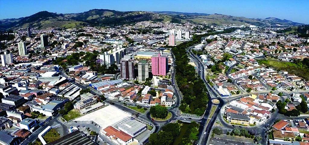 Imagem aérea mostra diversos prédios e casas de uma cidade.